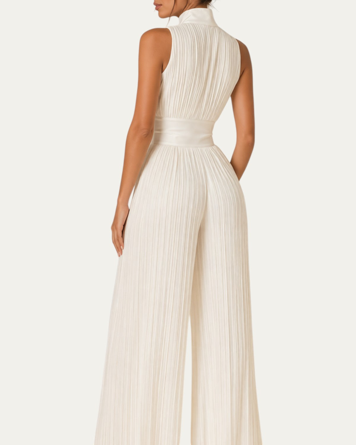 Vestido blanco sin mangas con espalda descubierta y pinzas verticales, fruncido en cintura
