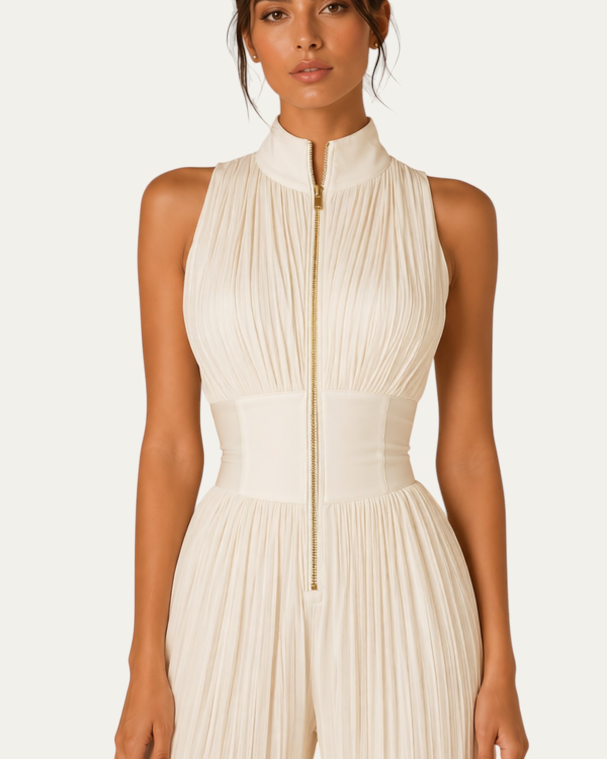 Vestido elegante blanco sin mangas con cierre dorado, cuello alto fruncido y rayas verticales