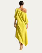 Vestido amarillo asimétrico con caída drapeada y espalda descubierta