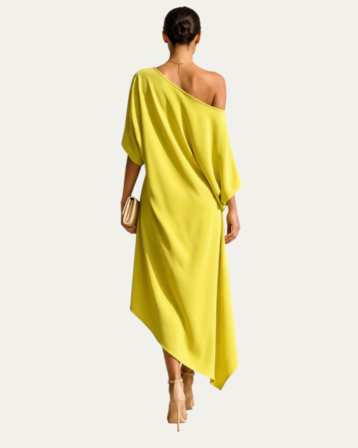 Vestido amarillo asimétrico con caída drapeada y espalda descubierta