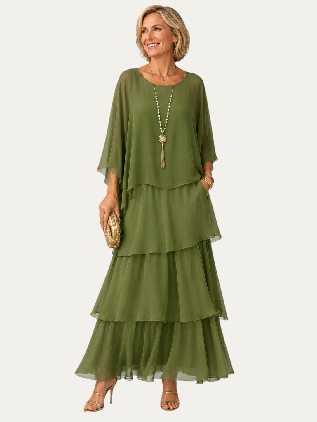 Vestido largo verde con volantes escalonados y manga tipo capa, escote redondo.