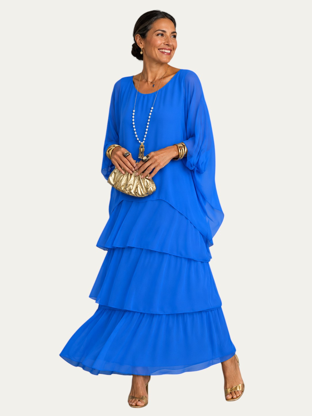 Vestido largo azul con volantes escalonados y mangas tipo capa, escote redondo.