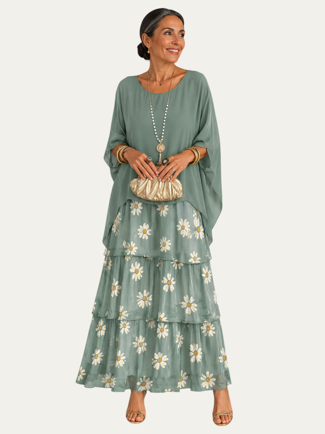 Vestido largo verde con bordado de flores en la falda y volantes escalonados.
