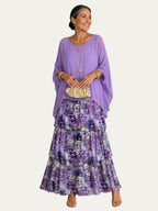 Vestido largo elegante morado con falda con estampado floral y mangas tipo capa