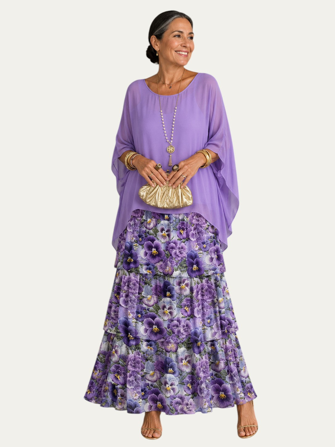 Vestido largo elegante morado con falda con estampado floral y mangas tipo capa