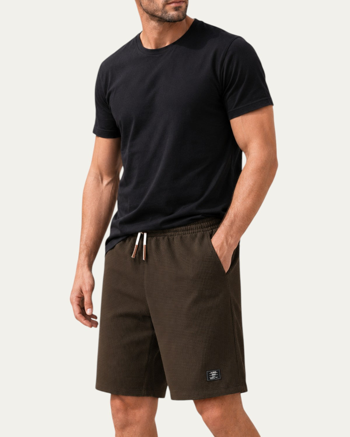 Bermudas elegantes marrón oscuro con cintura elástica y cordón, etiqueta lateral