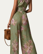 Mono sin mangas de gasa plisada verde con escote V y estampado floral rosa, pierna amplia.