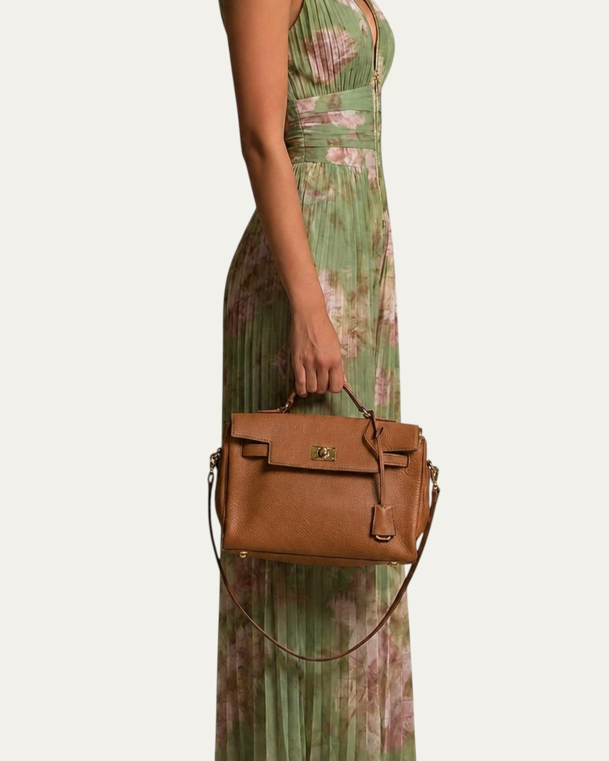 Mono de gasa plisada verde con escote en V y estampado floral rosa, cierre frontal.