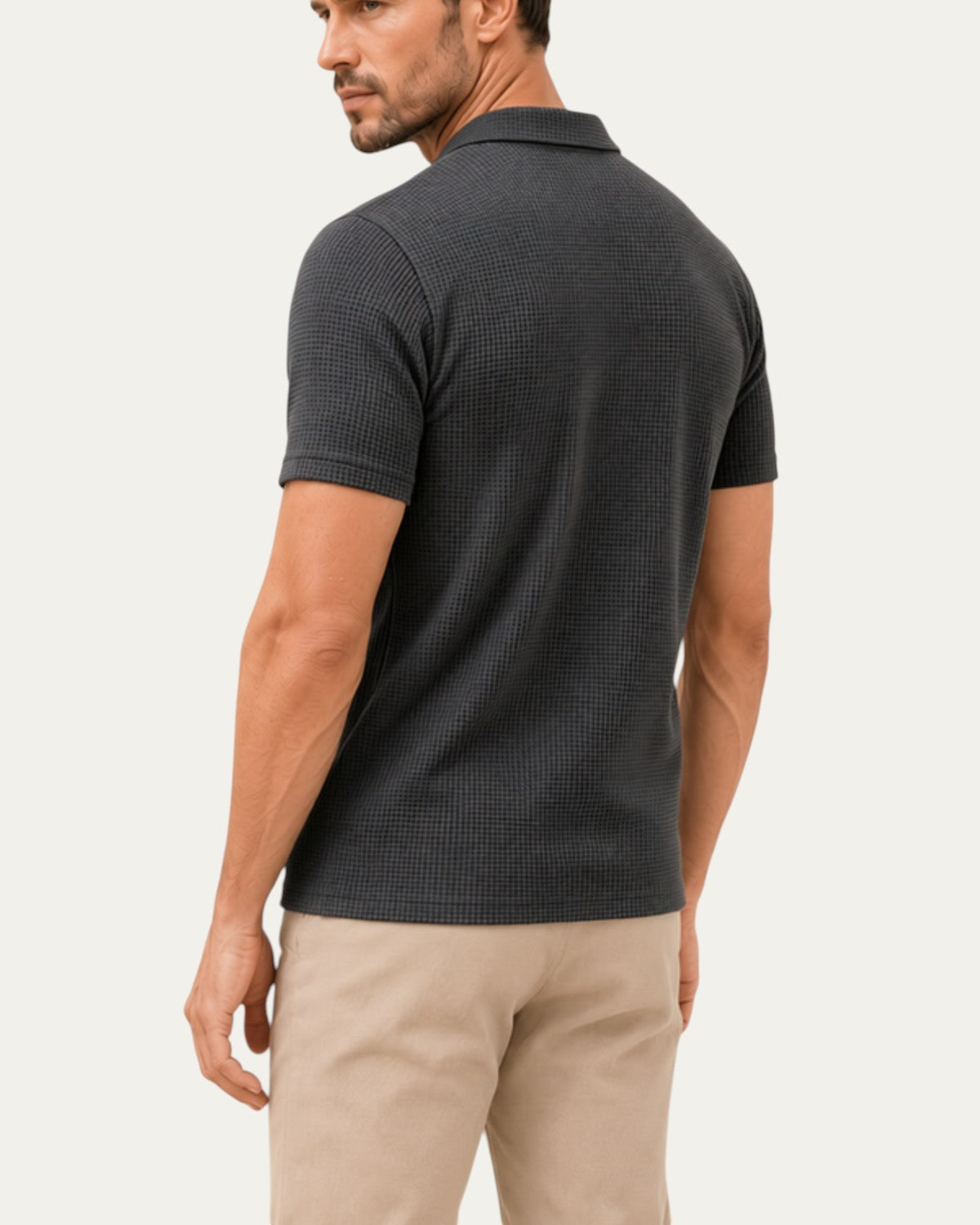 Polo ajustado oscuro de manga corta con cuello camisero y botones