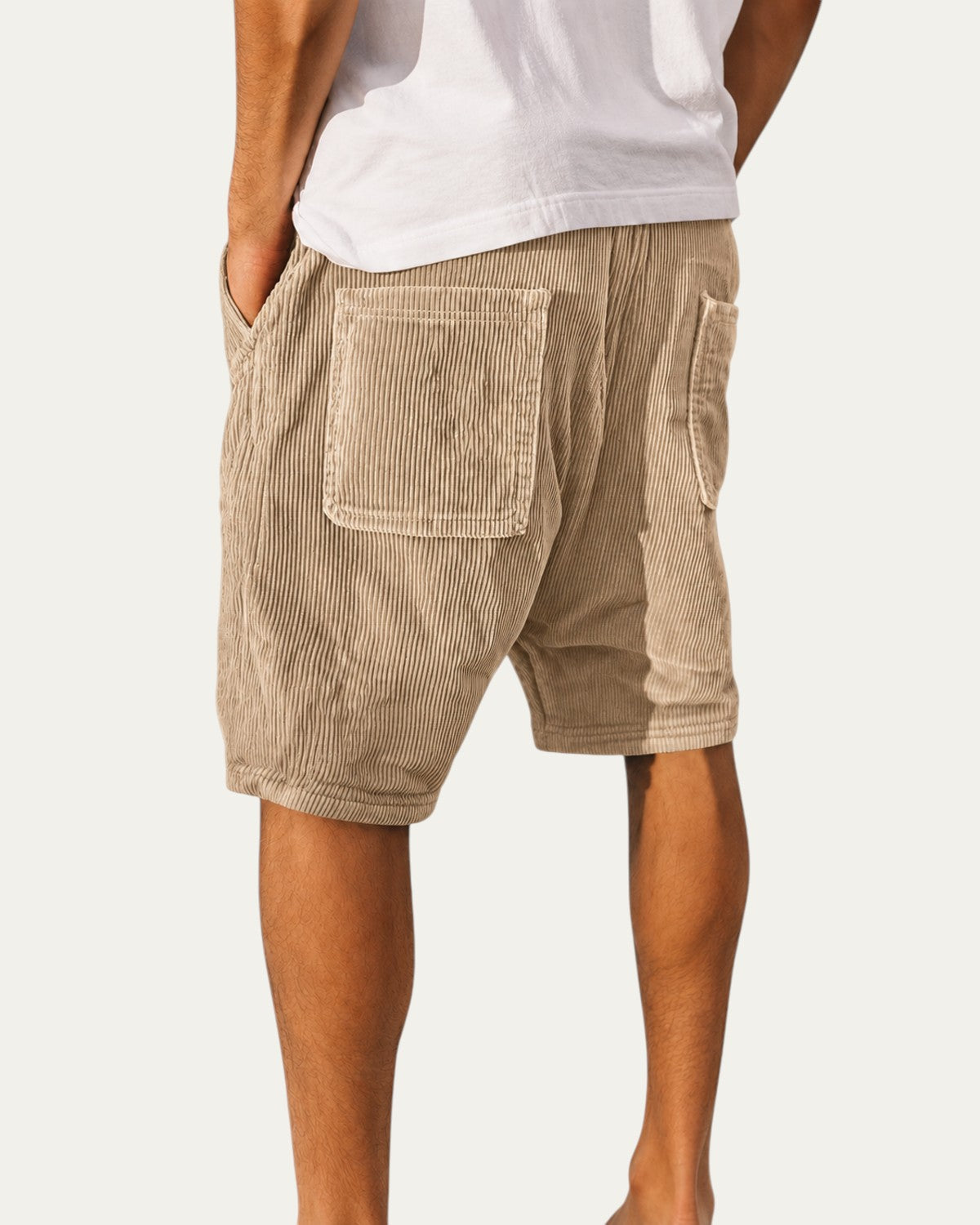 Pantalón corto de pana color caqui con bolsillo tipo parche y solapa