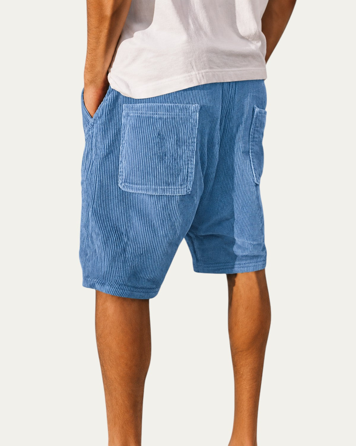 Pantalón corto de pana azul con bolsillo tipo parche y solapa