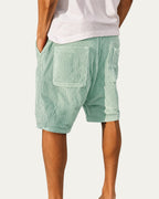 Pantalón corto de pana verde con bolsillo tipo parche y solapa