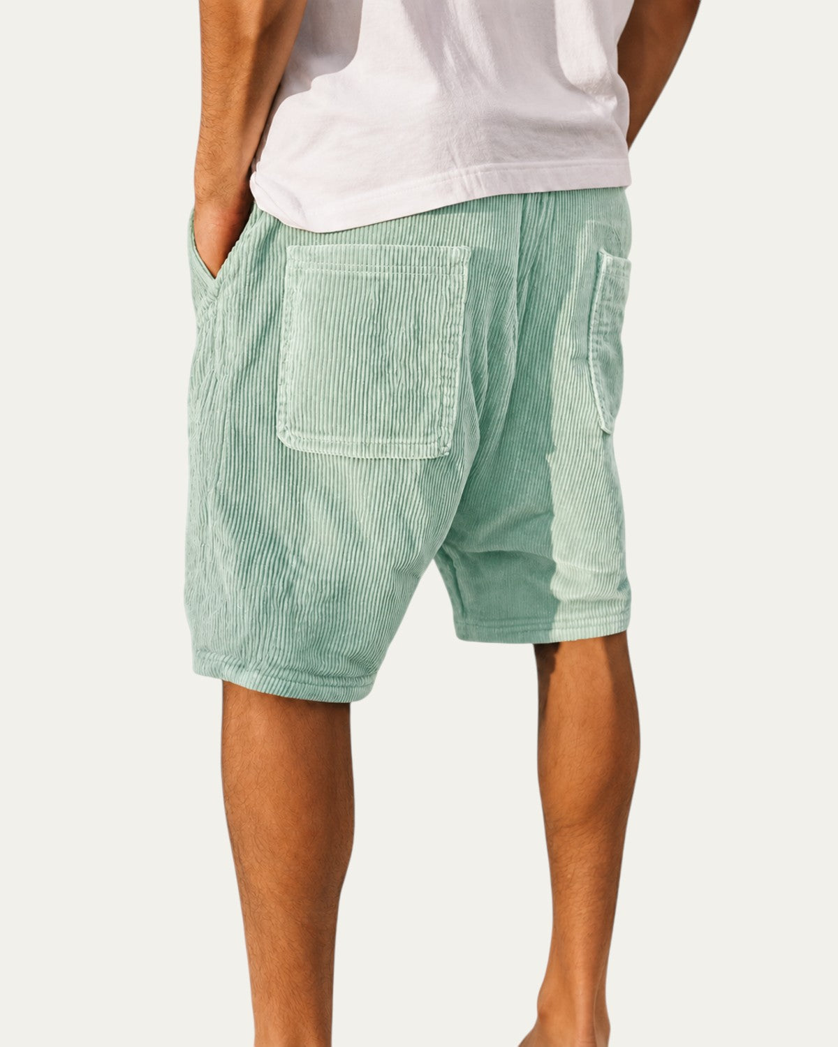 Pantalón corto de pana verde con bolsillo tipo parche y solapa