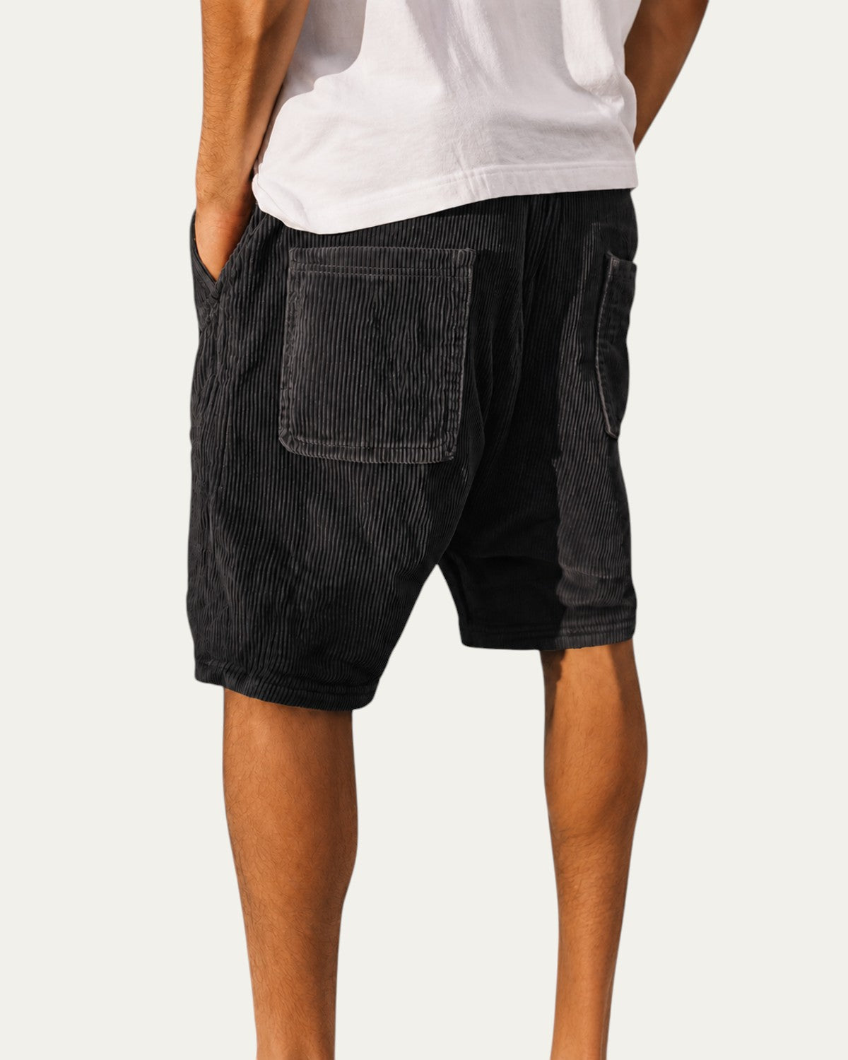 Pantalón corto de pana negro con bolsillo tipo parche y solapa