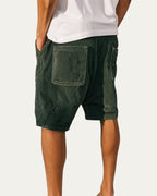 Pantalón corto de pana verde oscuro con bolsillo tipo parche y solapa