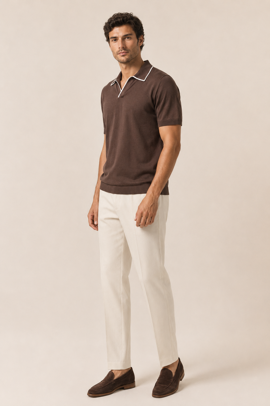 Polo marrón con cuello y tapeta blanca, manga corta