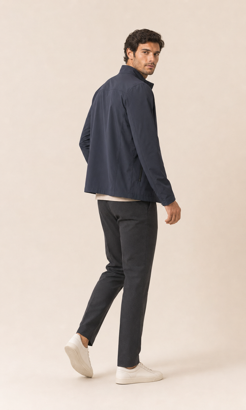 Chaqueta técnica azul marino con cremallera frontal y cuello alto
