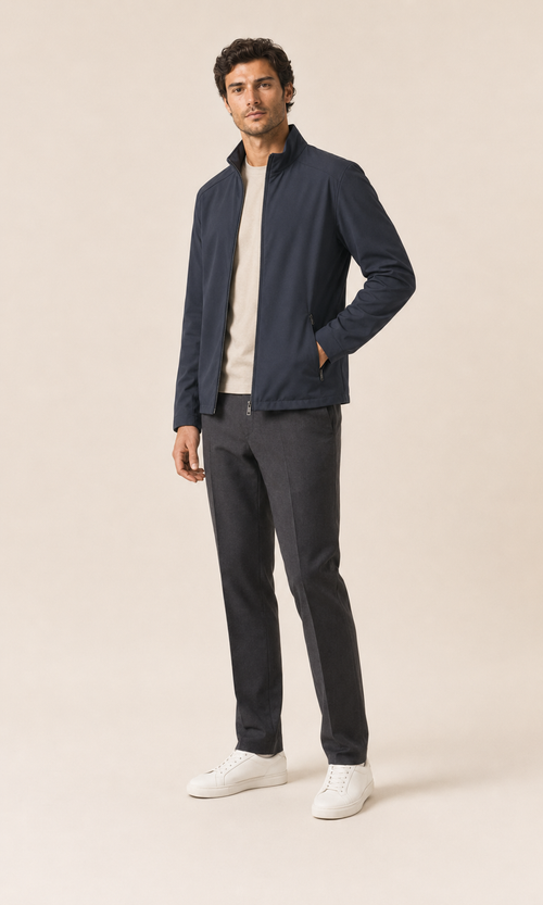 Chaqueta técnica azul marino con cremallera frontal y puños elásticos