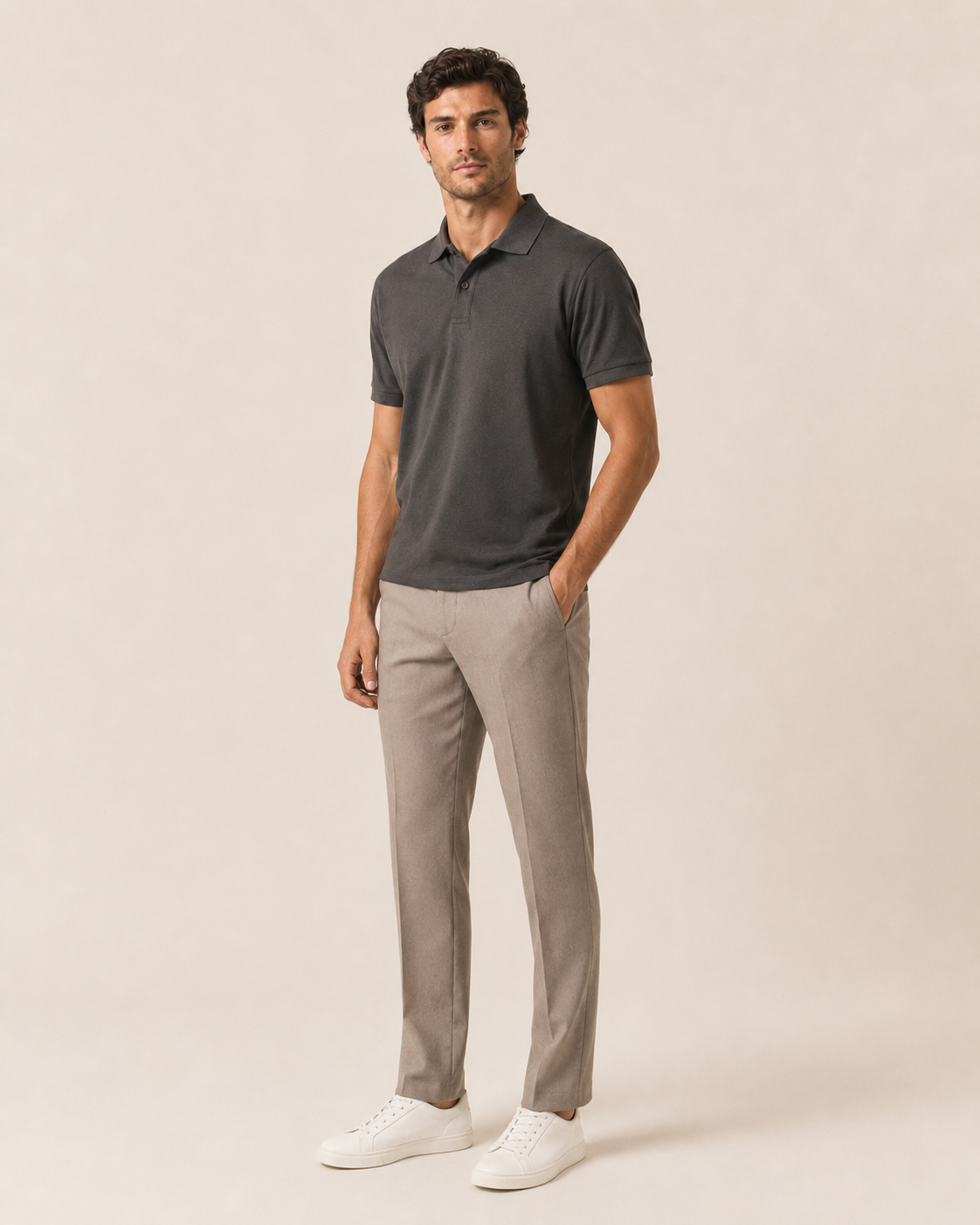 Polo de manga corta gris oscuro con cuello y tapeta de botones