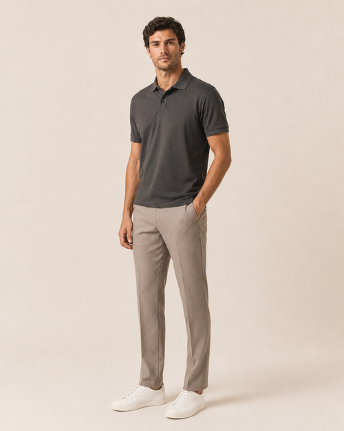 Polo de manga corta gris oscuro con cuello y tapeta de botones