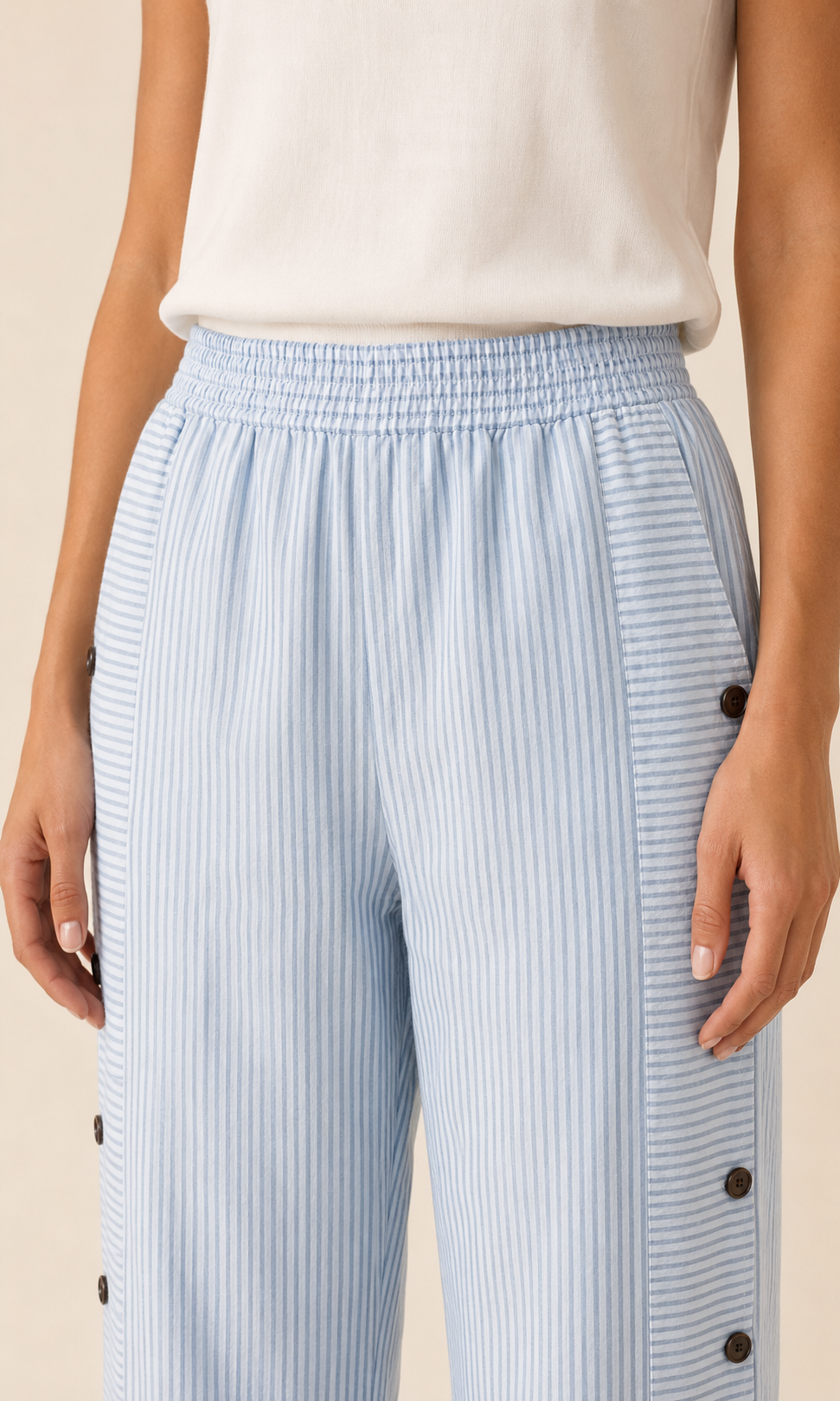 Pantalón azul claro a rayas finas con cintura elástica y botones decorativos en el lateral