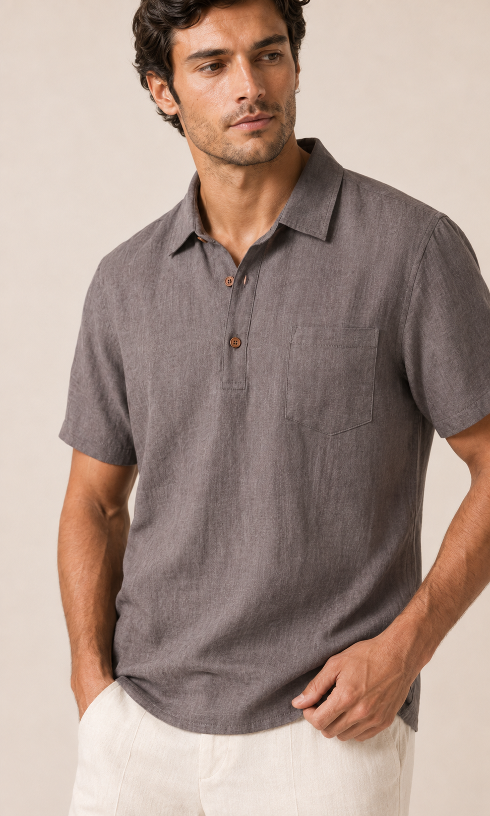 Camiseta de lino gris con cuello, dos botones, manga corta y bolsillo en el pecho
