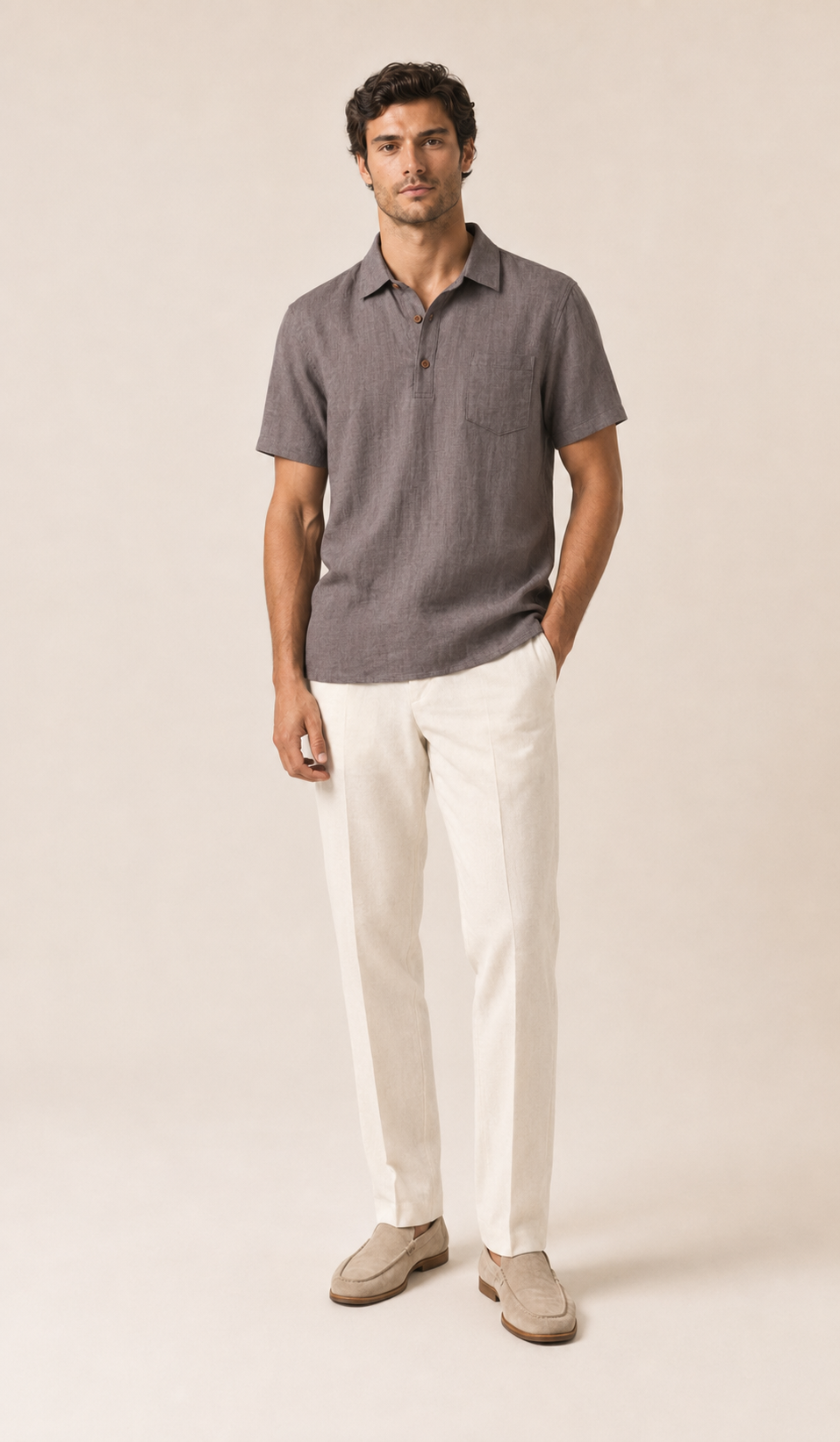 Camiseta de lino gris con cuello, dos botones, manga corta y bolsillo frontal