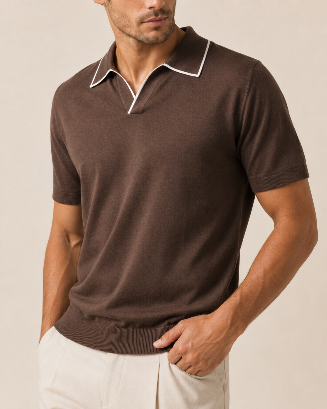 Polo marrón con cuello blanco y tres botones visibles