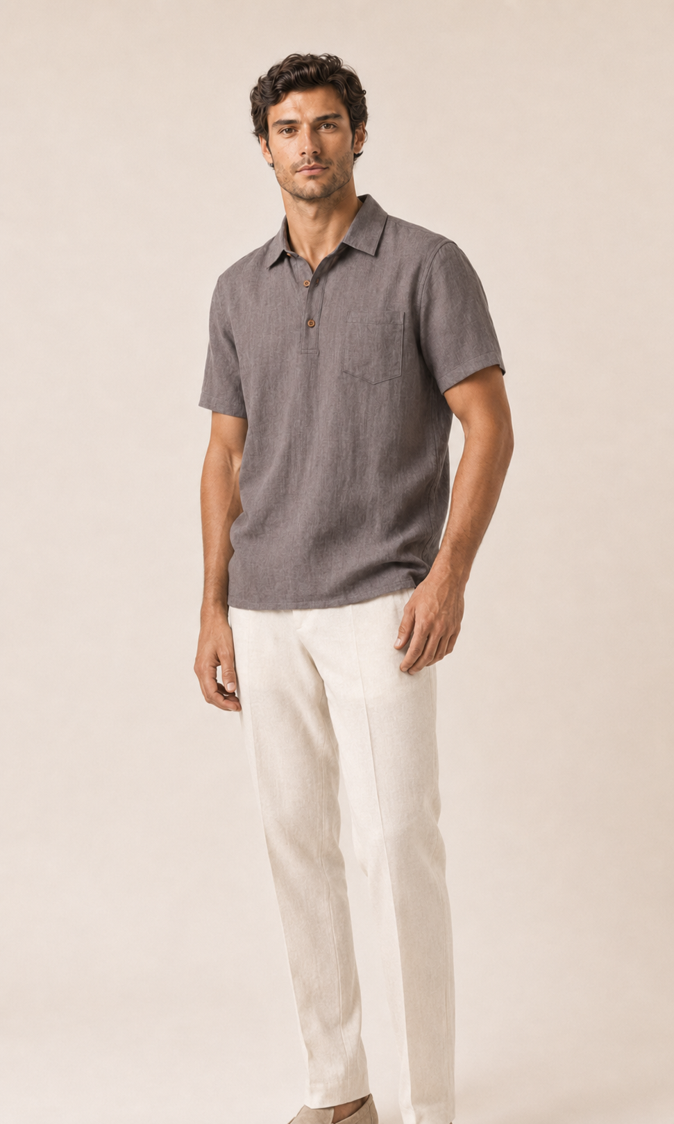 Camiseta de lino gris de manga corta con cuello, dos botones y bolsillo en el pecho