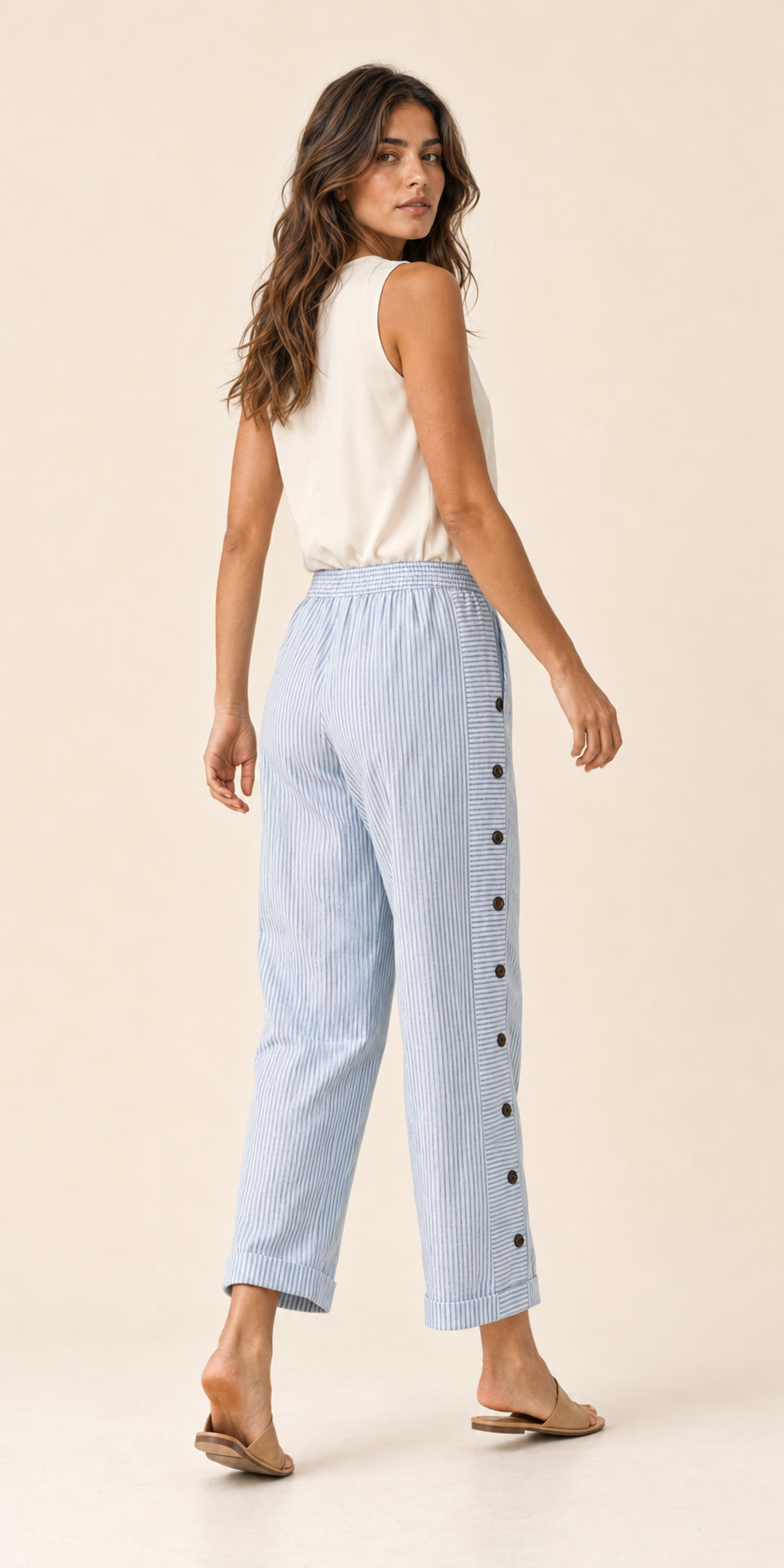 Pantalón azul claro con rayas y botones en la pierna, corte recto y dobladillo