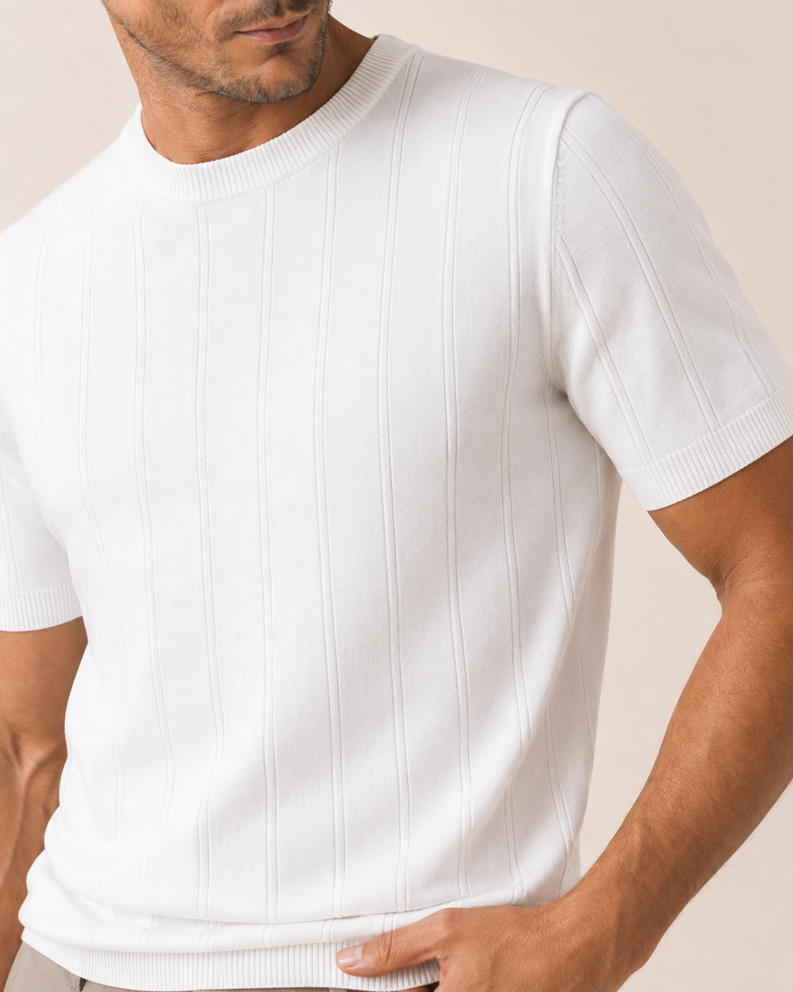 Camiseta blanca de punto con cuello redondo y costuras verticales en el pecho