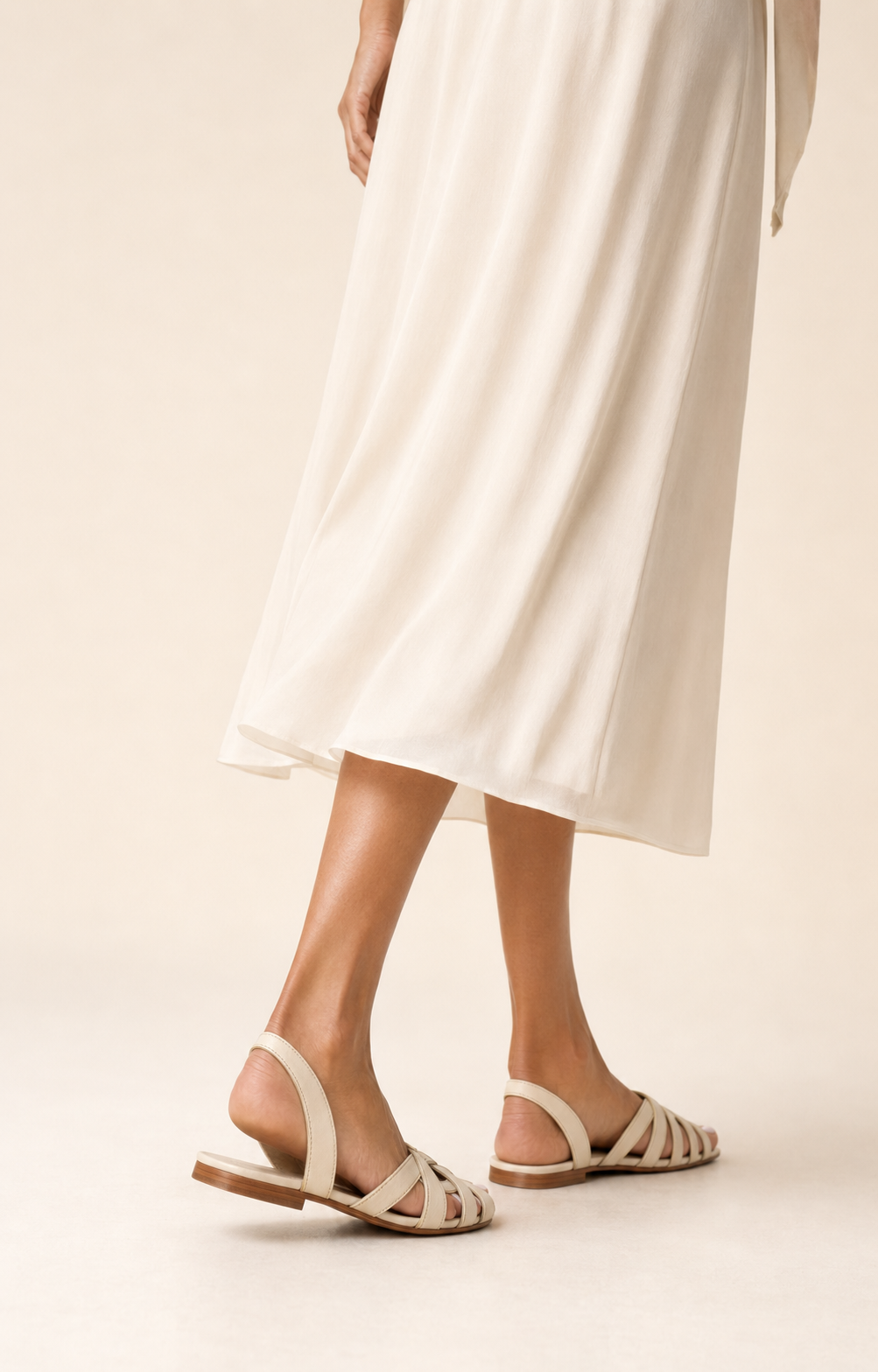 Sandalias beige de tiras cruzadas y tacón bajo, vista lateral