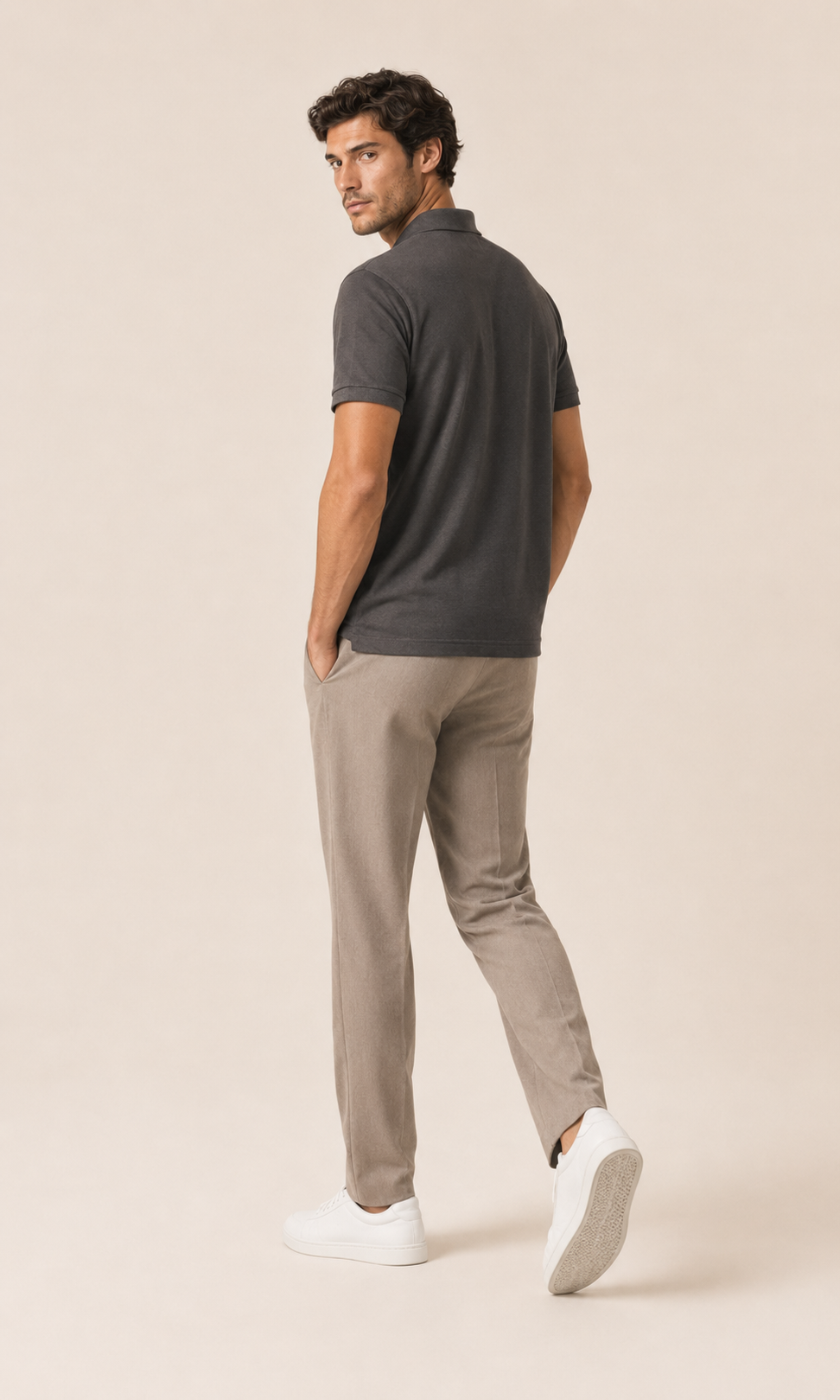 Polo gris oscuro de manga corta con cuello y tapeta, vista lateral