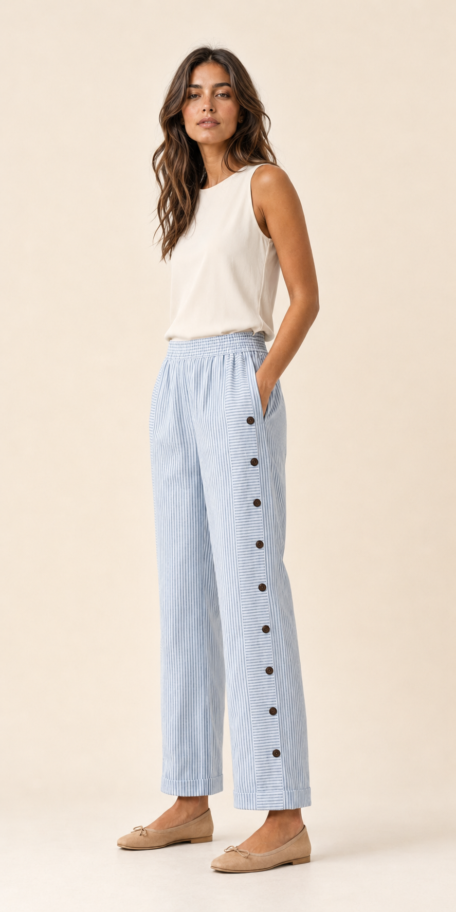 Pantalón azul claro de rayas finas con botones frontales y cintura elástica ajustable