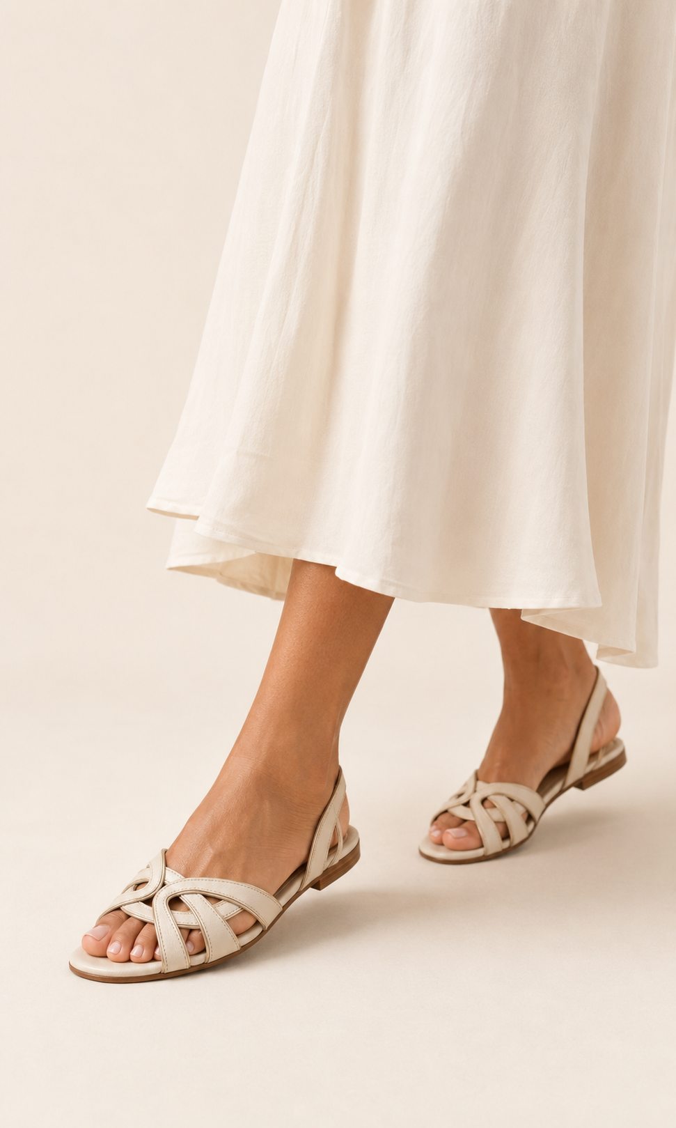 Sandalias de tiras abiertas beige con tacón bajo y punta abierta