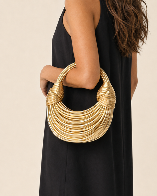 Bolso tipo aro dorado con asa de anillas en capas y cuerpo semicircular