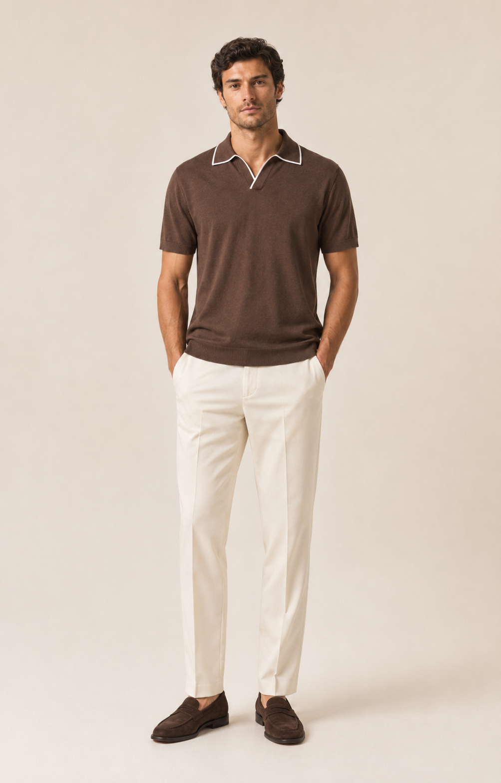 Polo marrón con cuello blanco y dobladillo ribeteado