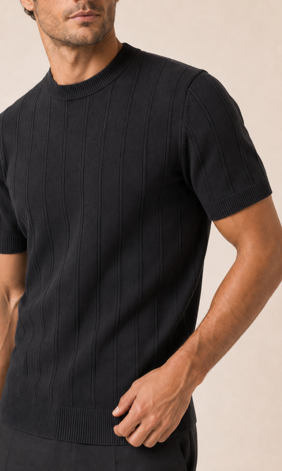 Camiseta negra Punto Line de punto con cuello redondo y canalé, manga corta
