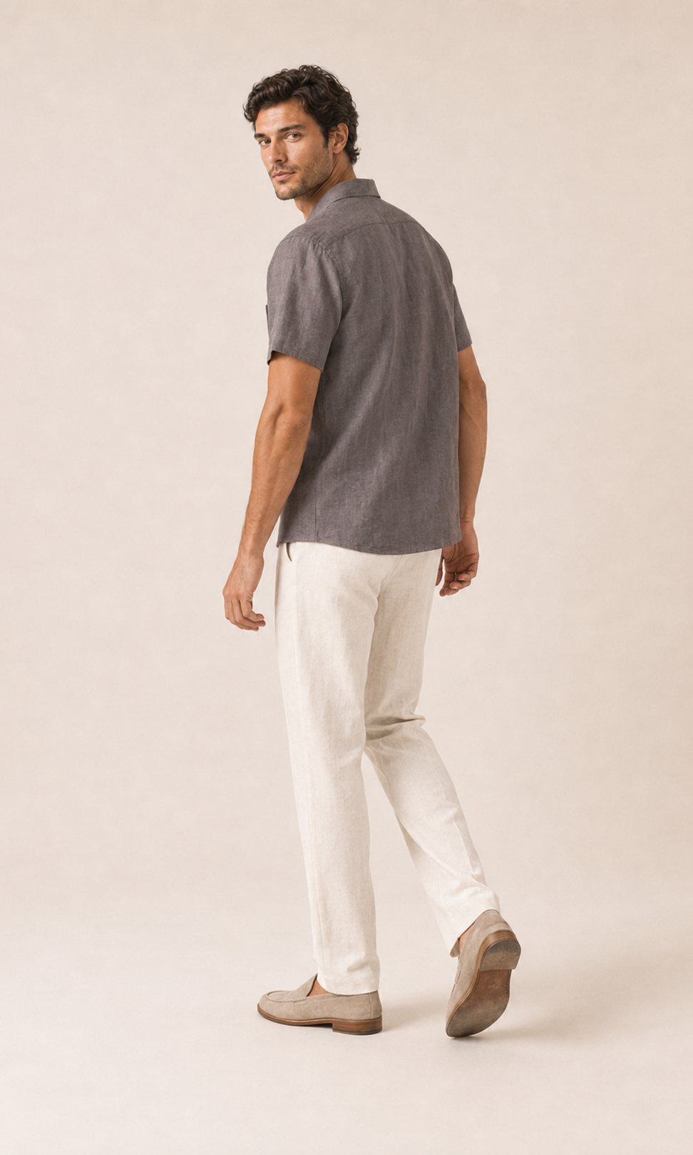 Camiseta de lino gris con cuello y dos botones, vista lateral