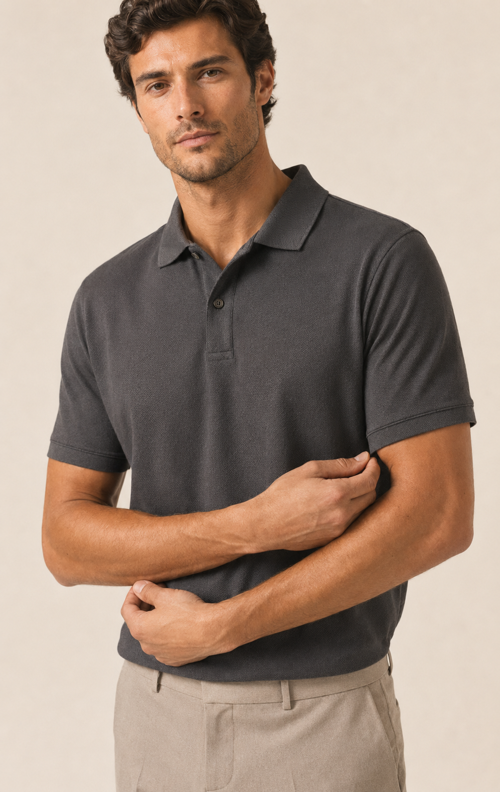 Polo gris oscuro de algodón con cuello, tapeta de botones y costuras