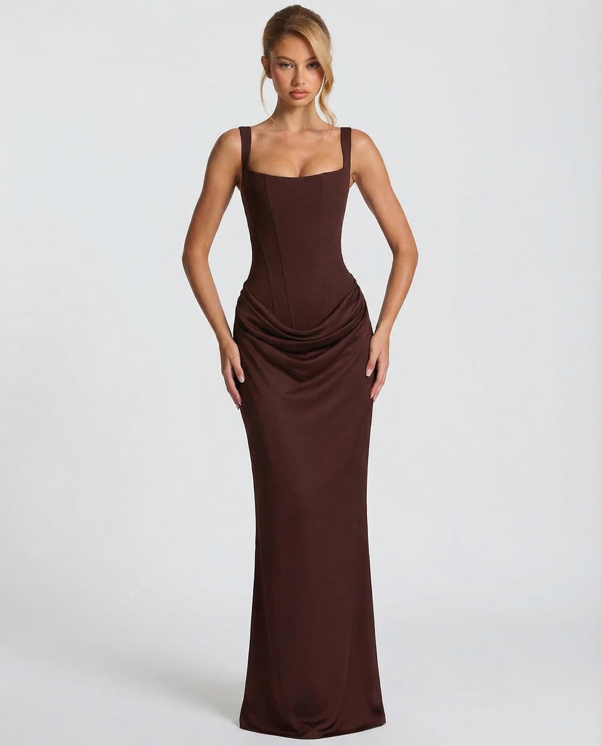 Vestido largo burdeos con tirantes finos, escote cuadrado y drapeado en la falda.