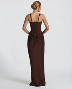 Vestido maxi burdeos espalda con tirantes y costura fruncida con cordón decorativo.
