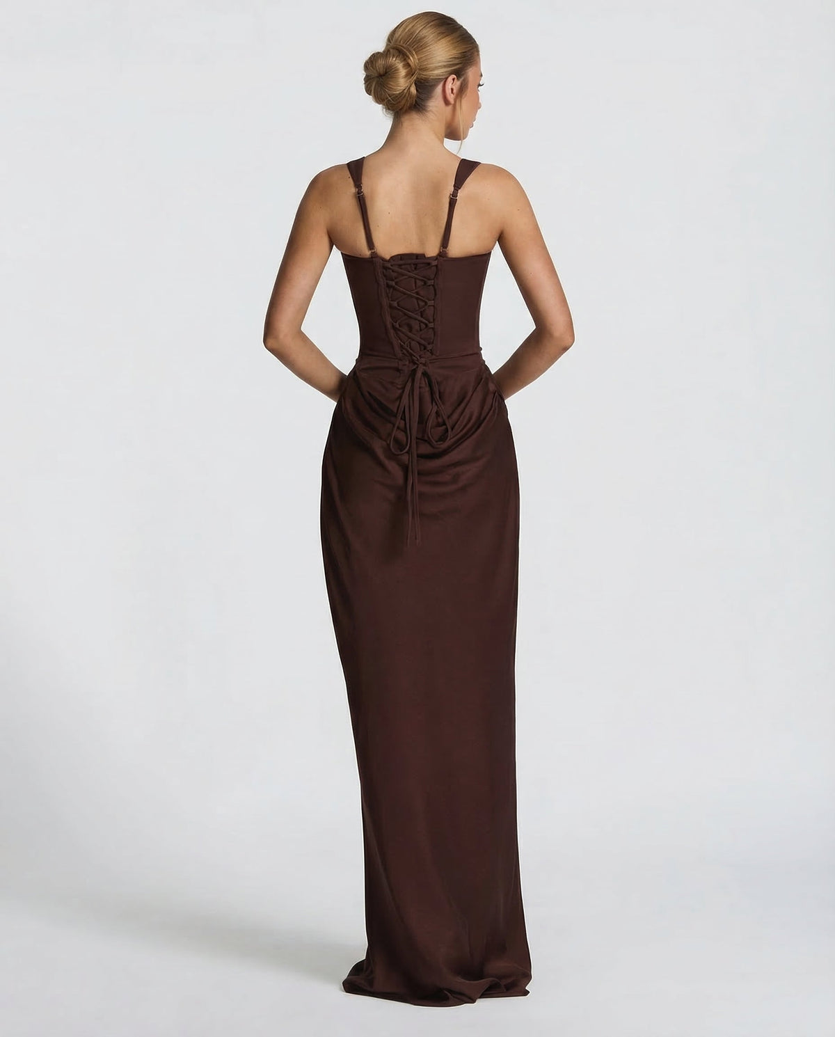 Vestido maxi burdeos espalda con tirantes y costura fruncida con cordón decorativo.
