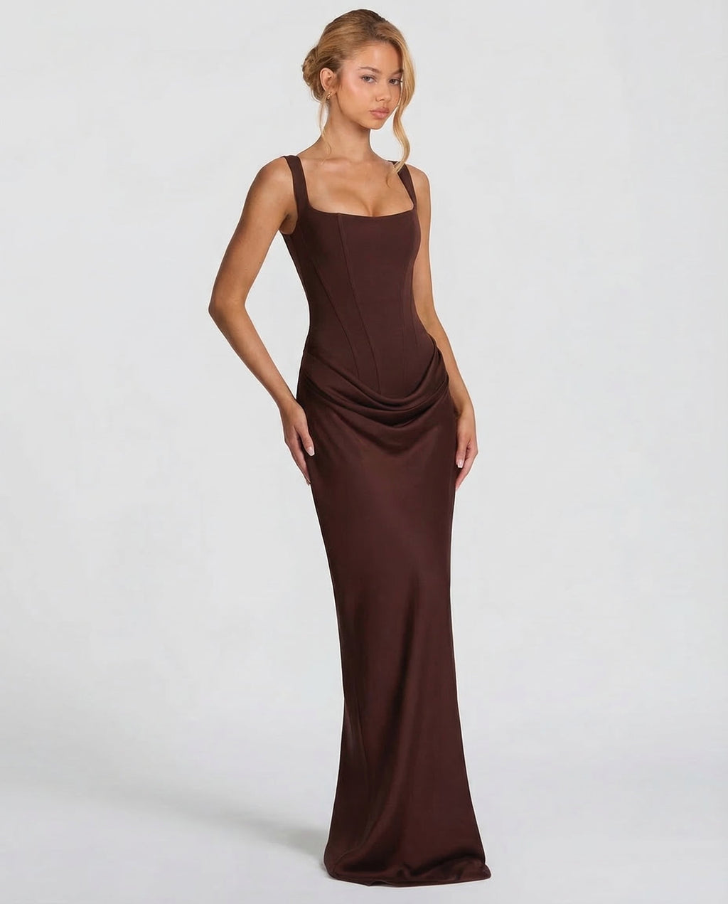 Vestido maxi burdeos con tirantes finos y drapeado en la cadera, falda entallada.