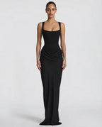 Vestido maxi negro con escote cuadrado, tirantes finos y drapeado en la parte baja.