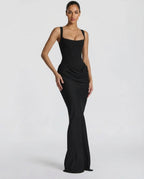 Vestido maxi negro con tirantes finos, escote cuadrado y drapeado en la cintura