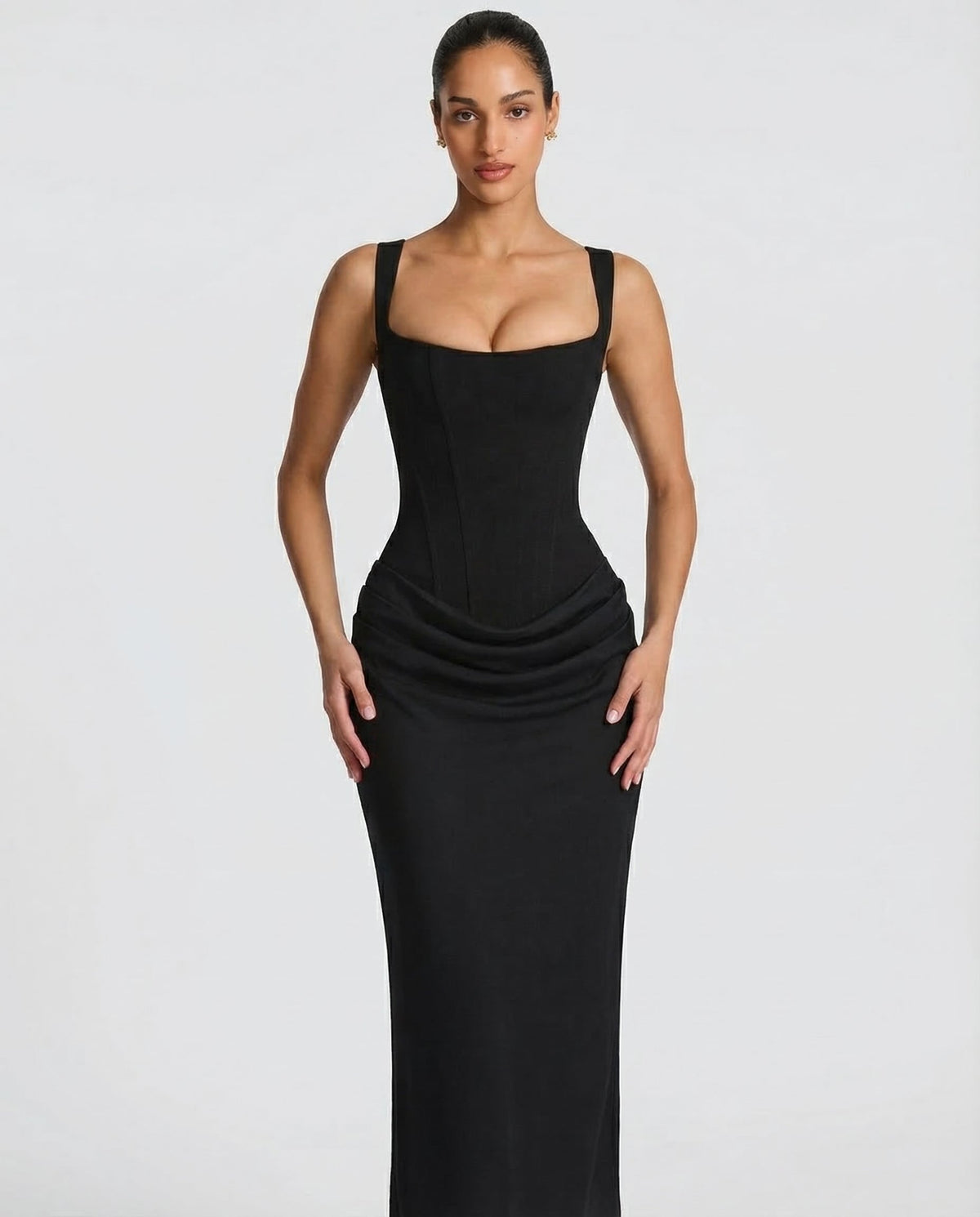 Vestido maxi negro entallado con escote cuadrado y drapeado frontal bajo la cintura.