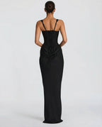 Vestido maxi negro; espalda con tirantes y fruncido decorativo con cordones.