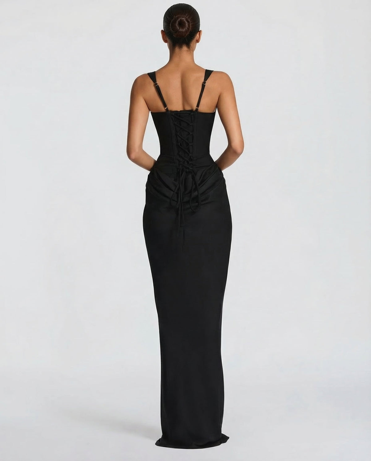 Vestido maxi negro; espalda con tirantes y fruncido decorativo con cordones.