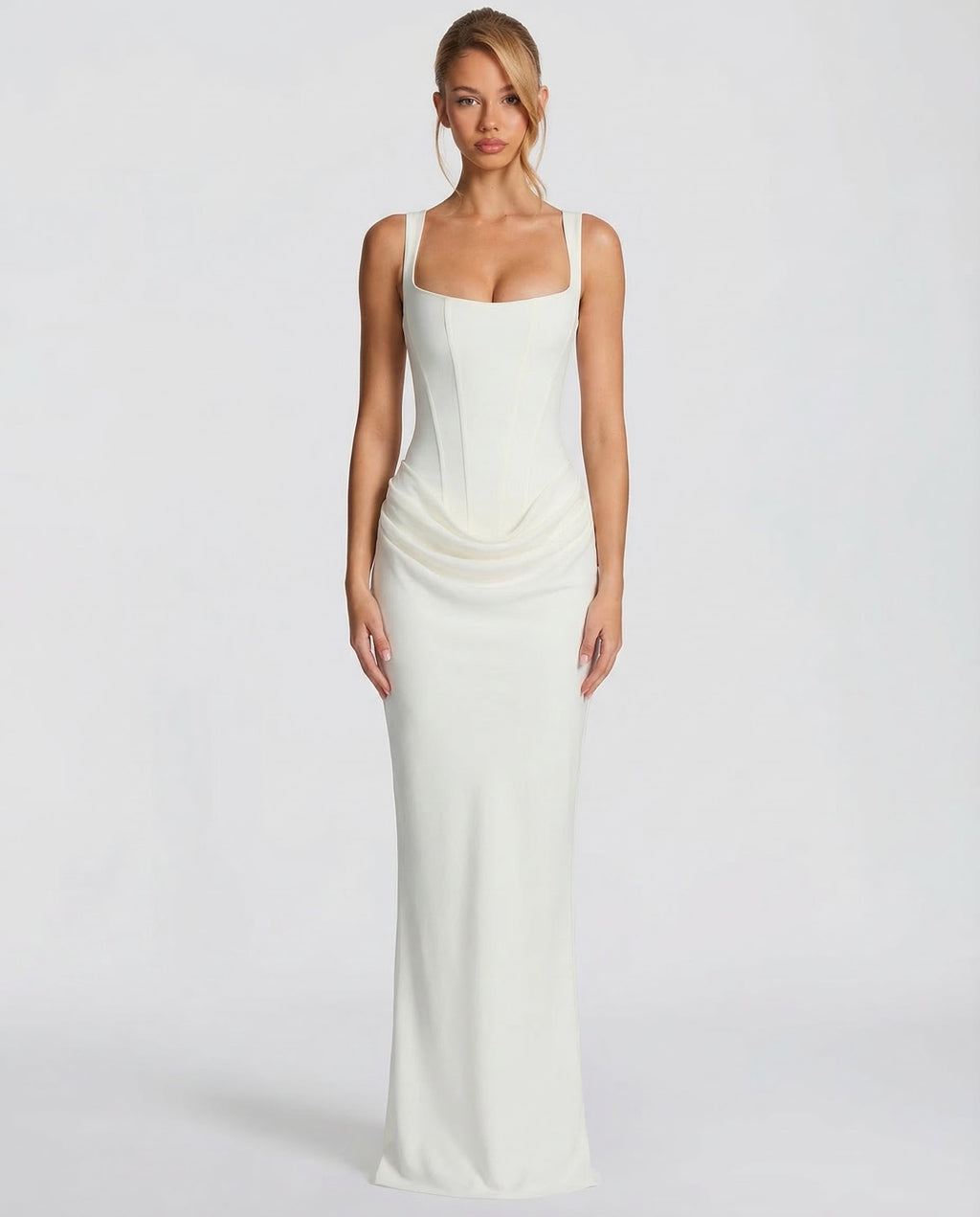 Vestido maxi marfil con tirantes finos, escote cuadrado y drapeado en la cadera